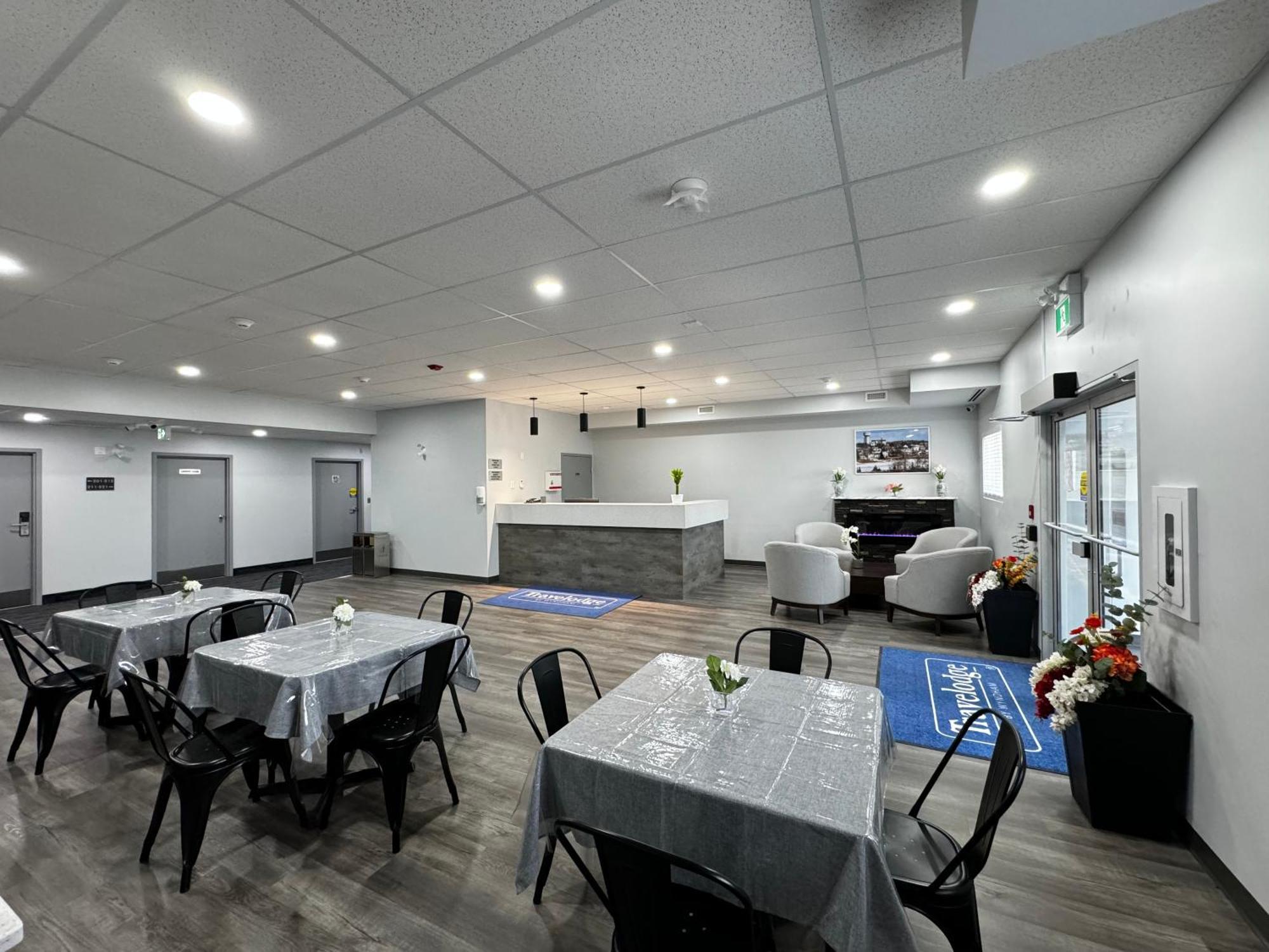 Travelodge By Wyndham Cochrane Esterno foto