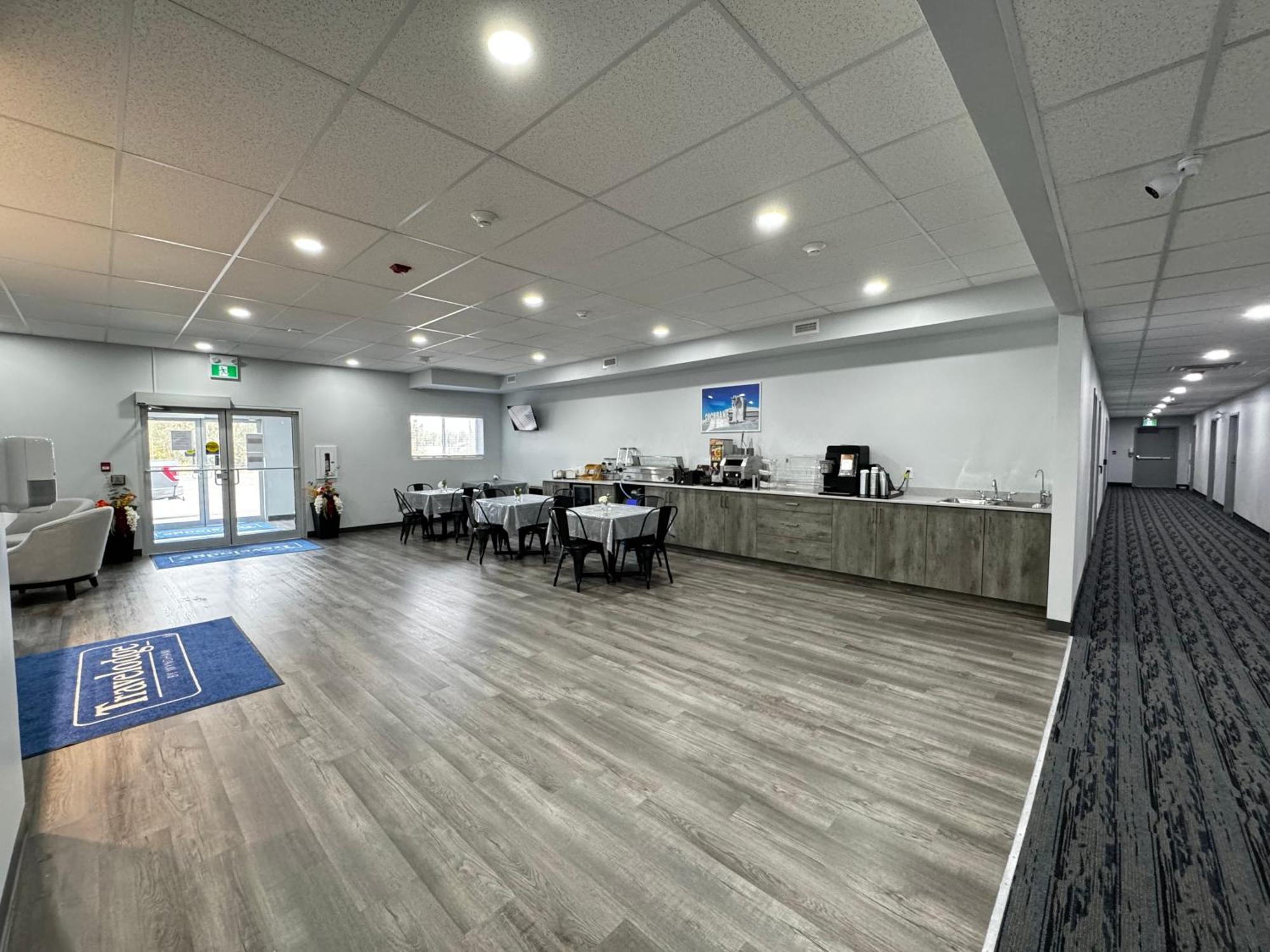 Travelodge By Wyndham Cochrane Esterno foto
