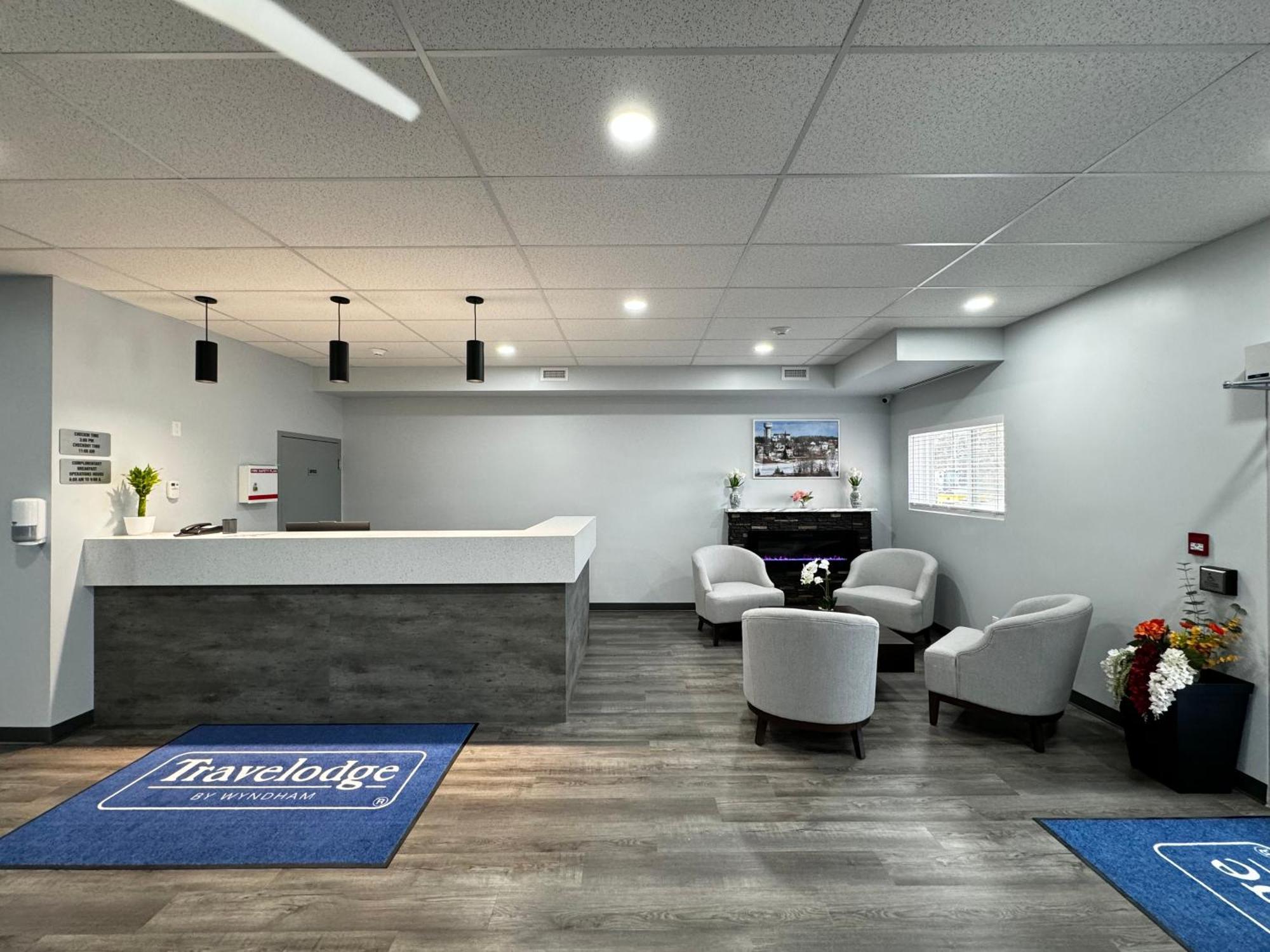 Travelodge By Wyndham Cochrane Esterno foto