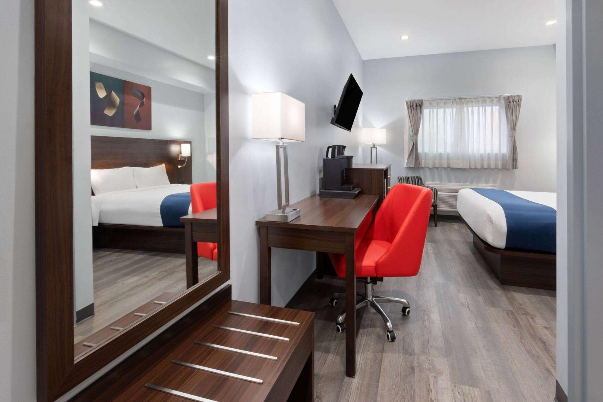 Travelodge By Wyndham Cochrane Esterno foto