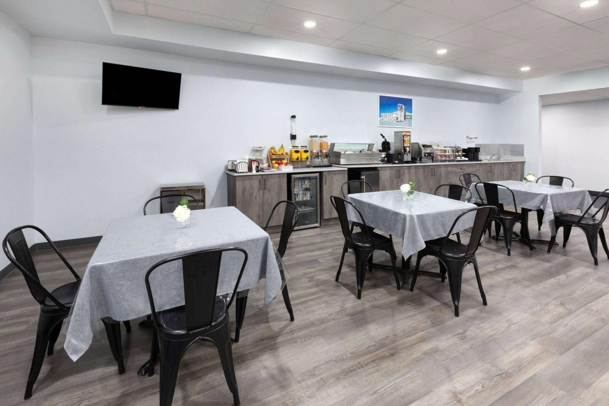 Travelodge By Wyndham Cochrane Esterno foto