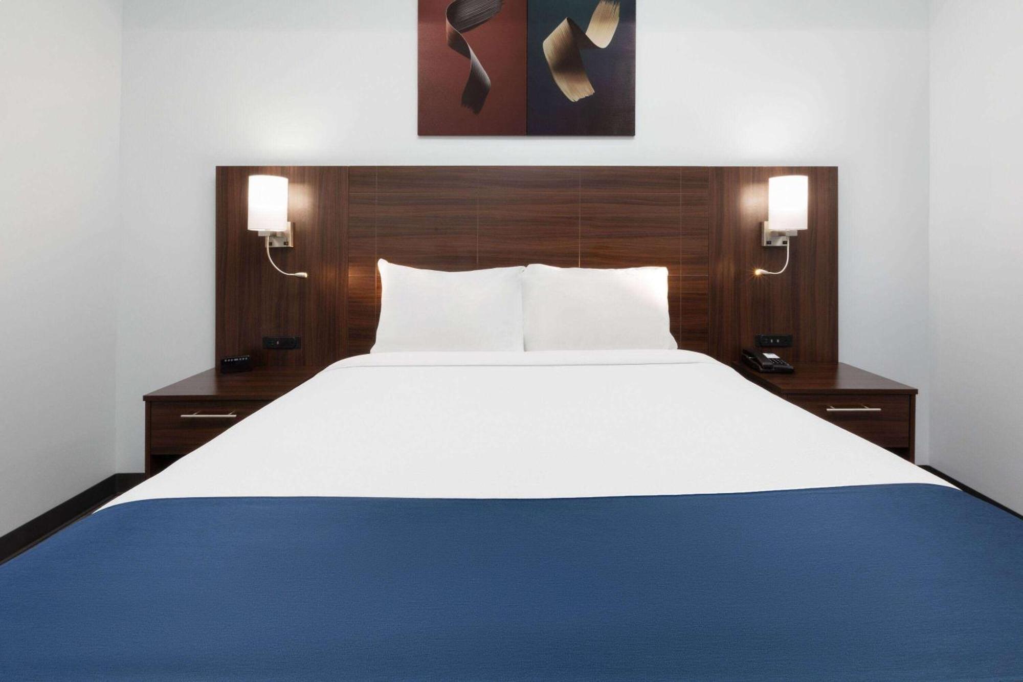 Travelodge By Wyndham Cochrane Esterno foto
