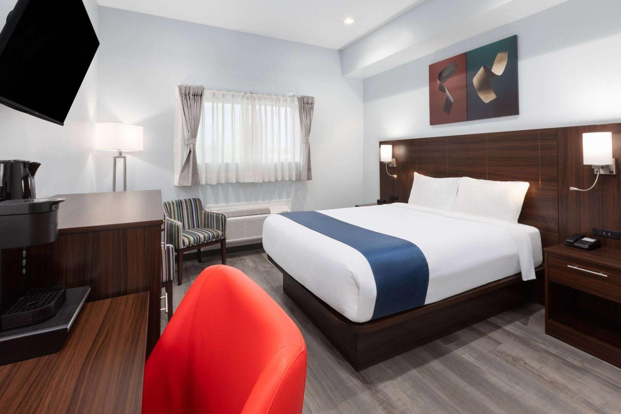 Travelodge By Wyndham Cochrane Esterno foto