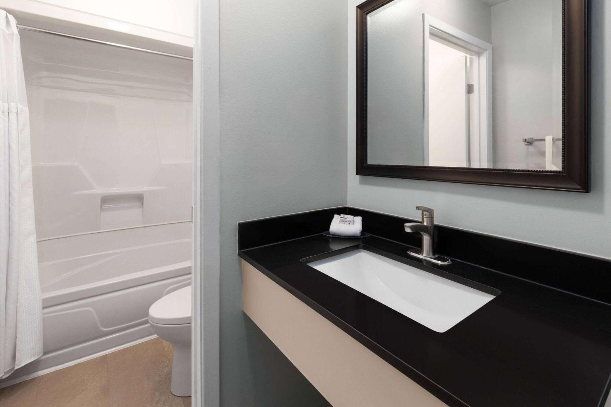 Travelodge By Wyndham Cochrane Esterno foto