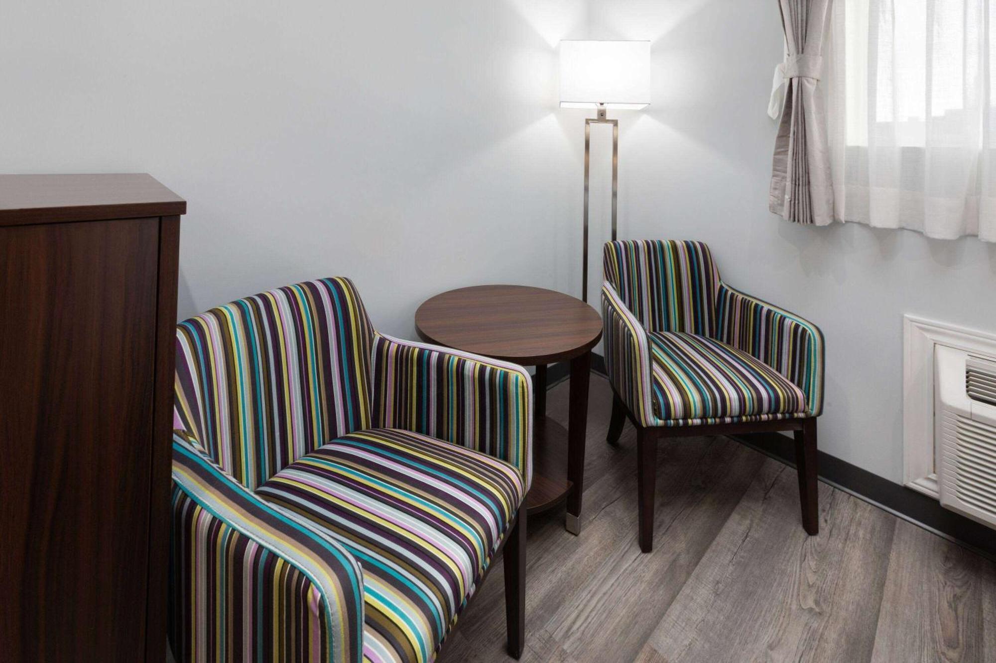 Travelodge By Wyndham Cochrane Esterno foto
