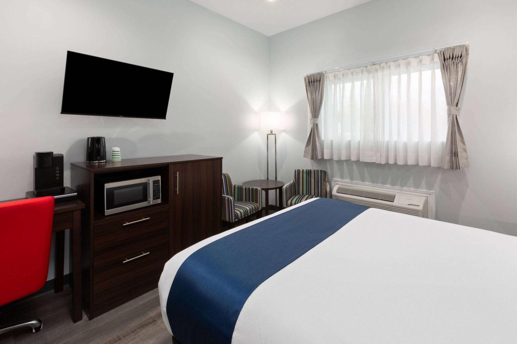 Travelodge By Wyndham Cochrane Esterno foto