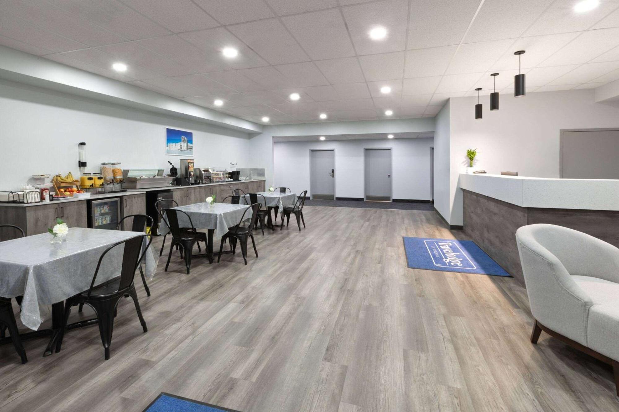 Travelodge By Wyndham Cochrane Esterno foto