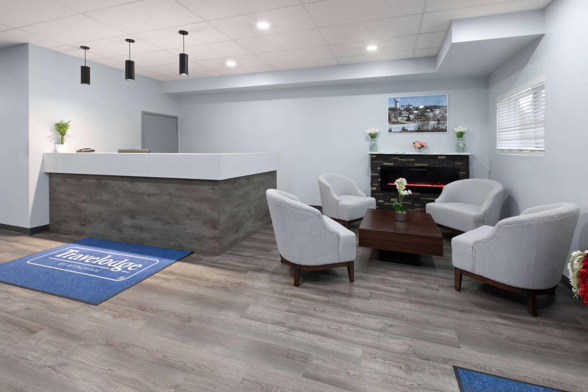 Travelodge By Wyndham Cochrane Esterno foto
