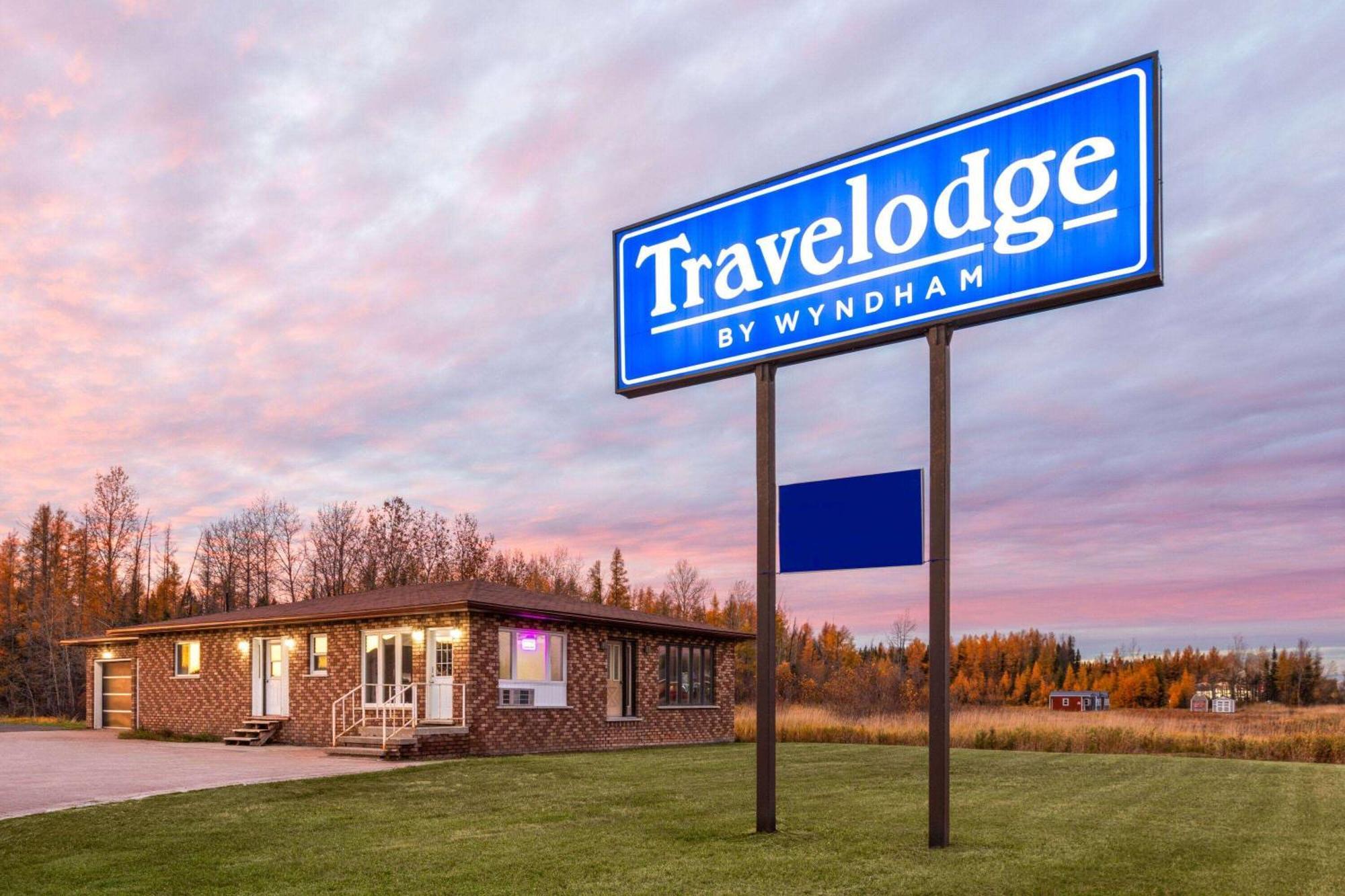 Travelodge By Wyndham Cochrane Esterno foto